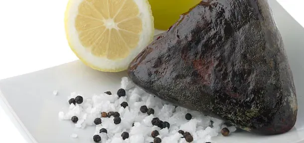 Bresaola di tonno italienne sur lit de sel de Volterra et grains de poivre