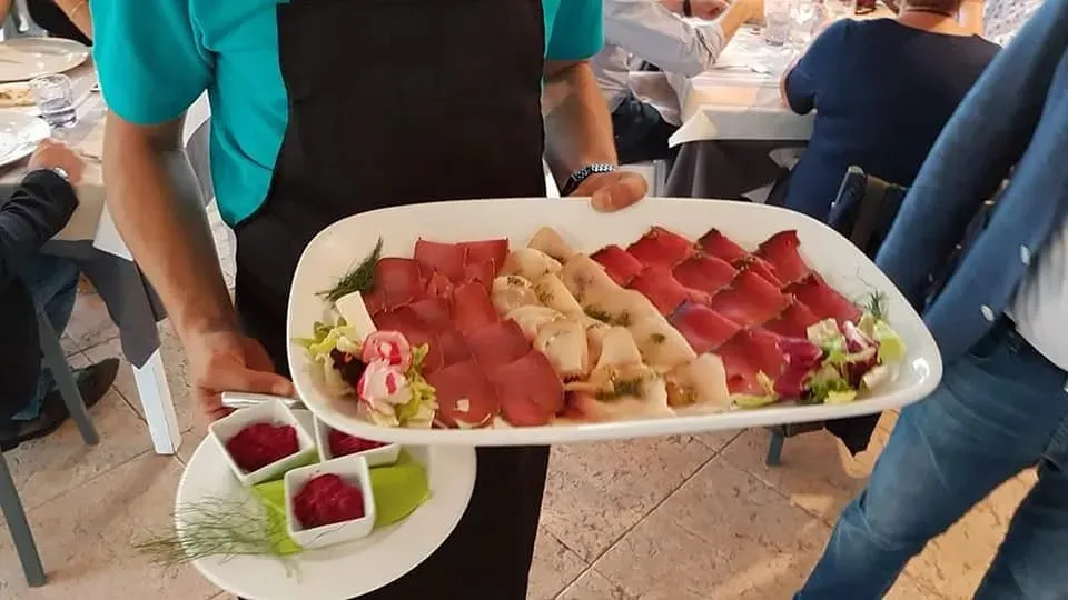 Service en restaurant — plateau de dégustation Charcuterie de Mer présenté à des clients